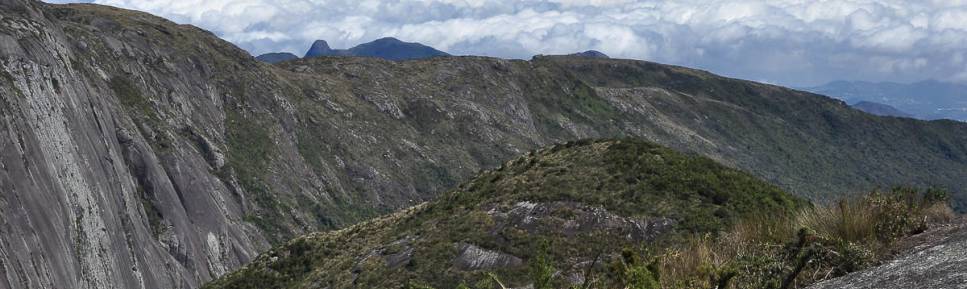 No alto do Morro da Luva, seguindo em direção a Cachoeirinha, no 2o dia de travessia no Parque Nacional da Serra dos Órgãos, no Rio de Janeiro